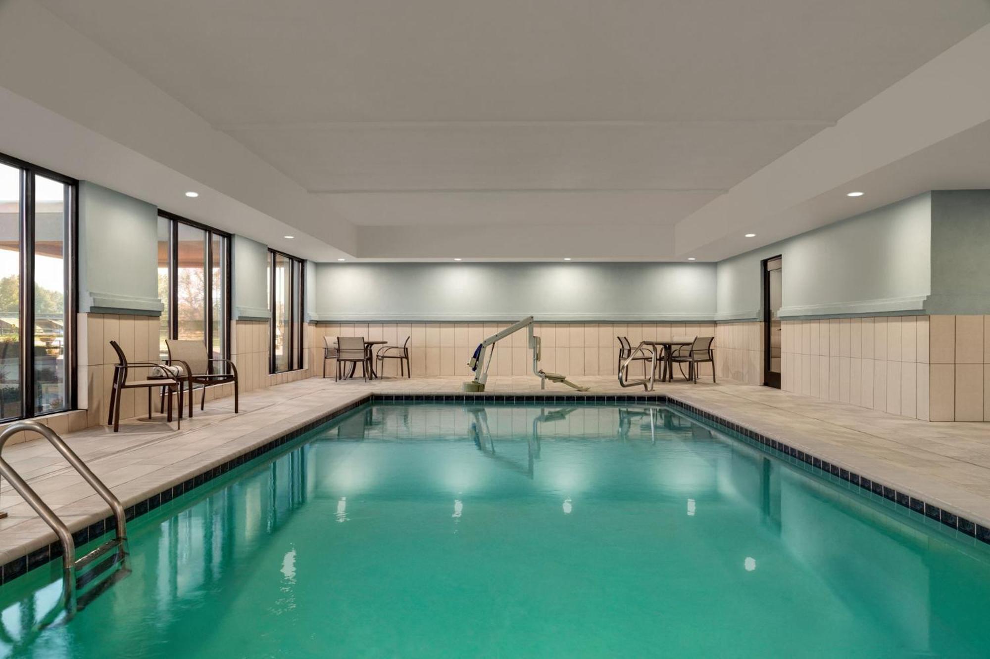 Express & Forrest By Ihg Hotel
